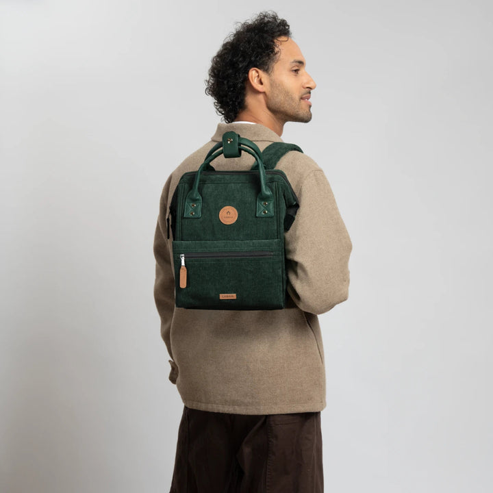 Sac dos Adventurer small en velours vert cotelé Bremen Cabaia 