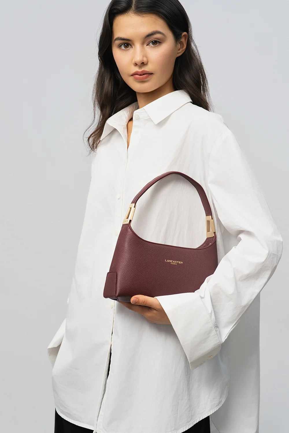 Sac à main en cuir bordeaux et bandoulière chaine dorée Lancaster Lyche Ace 422-038
