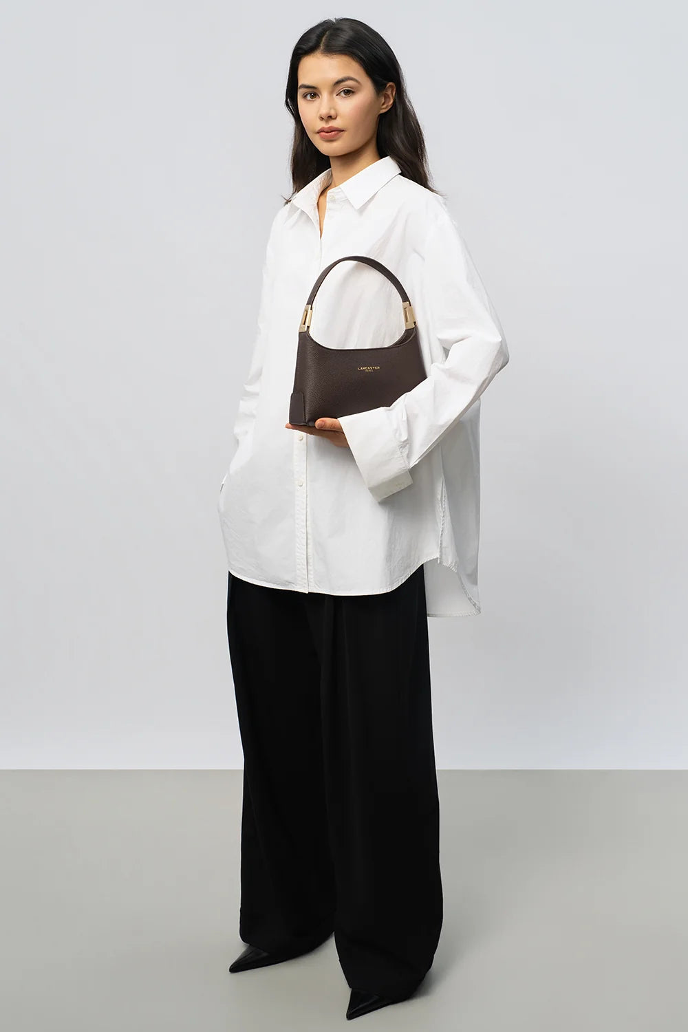 Sac à main en cuir marron et bandoulière chaine dorée Lancaster Lyche Ace 422-038