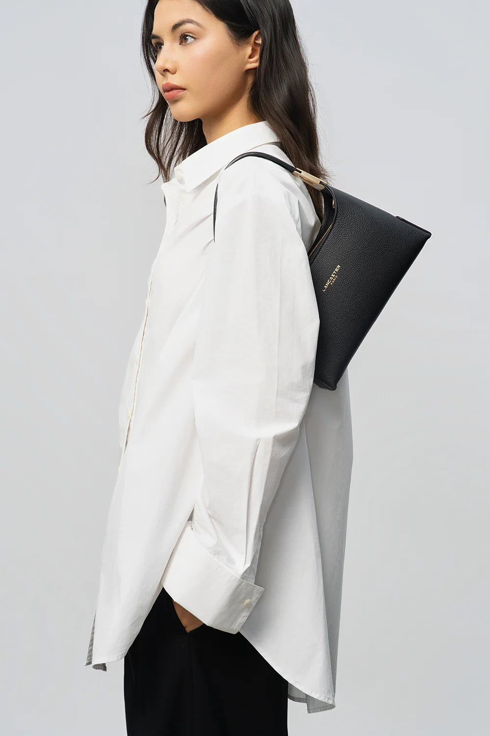 Sac à main en cuir noir et bandoulière chaine dorée Lancaster Lyche Ace 422-038